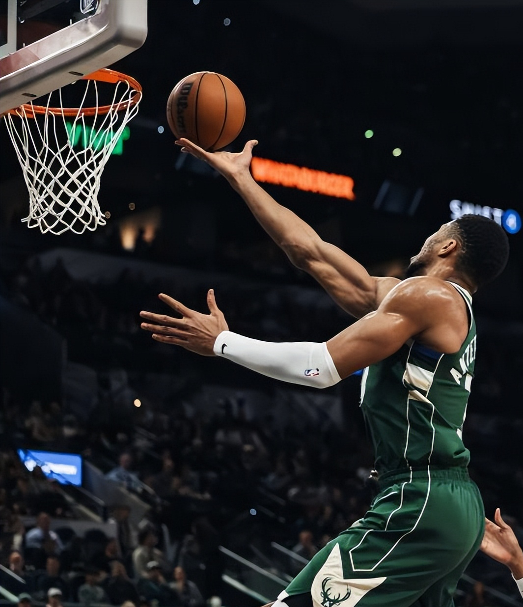 包含雄鹿外线火力全开，轻取对手取得连胜的词条