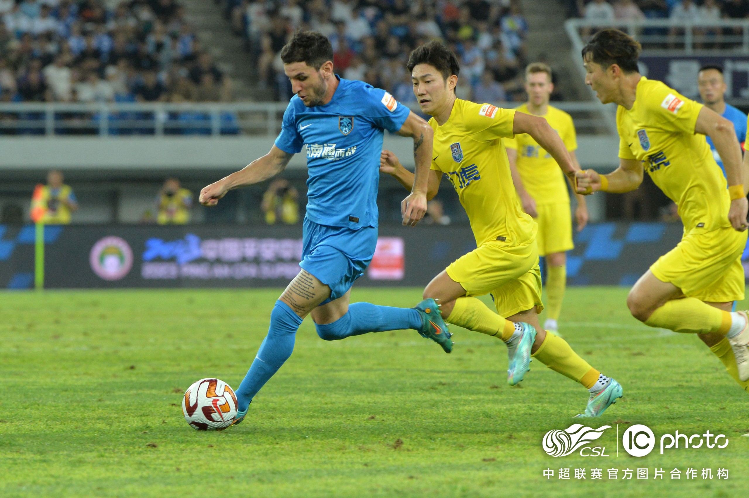 欧预赛比赛中球员们奋力拼搏，为胜利而战的简单介绍