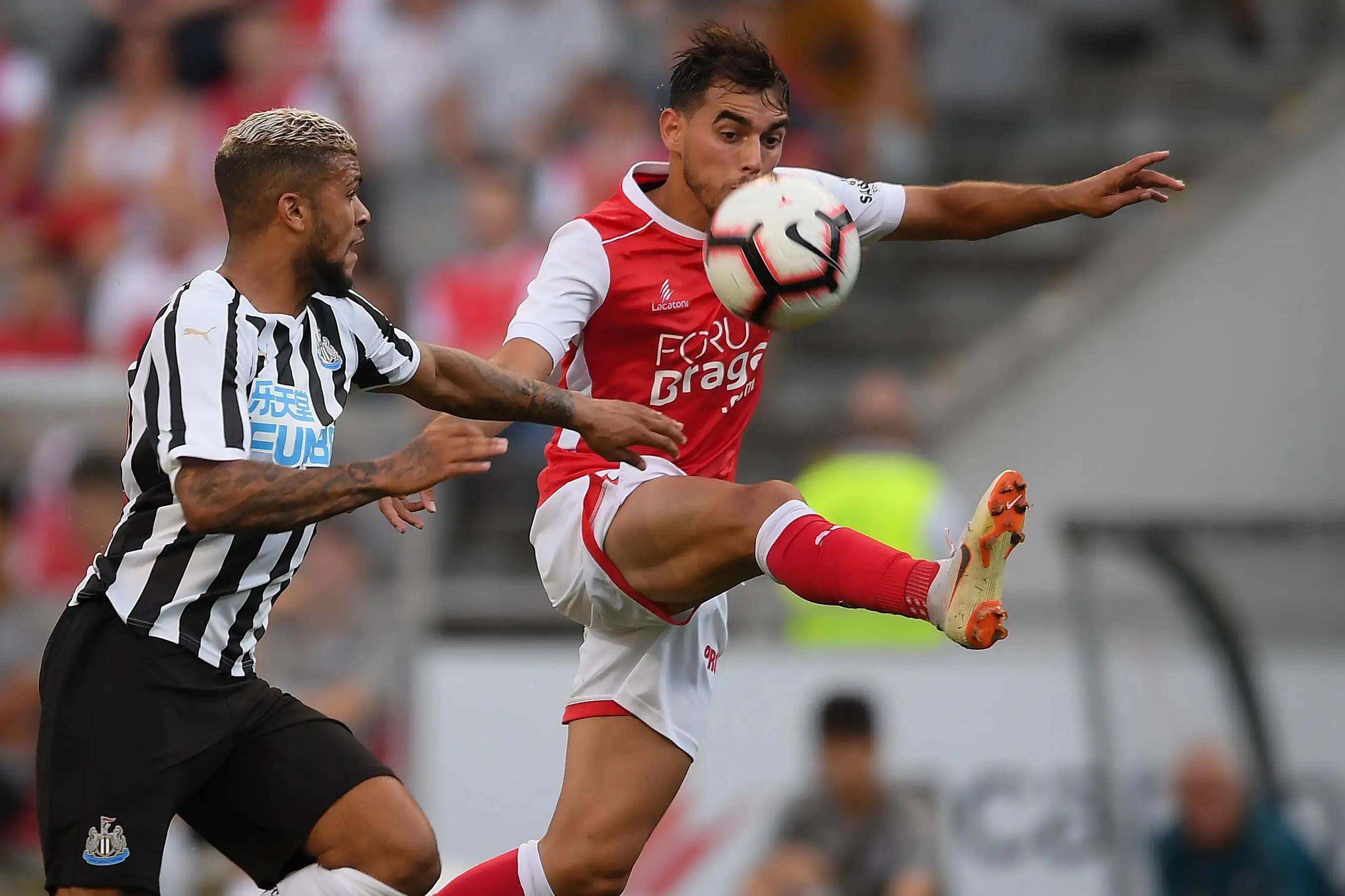 包含莱比锡红牛不败金身告破，失去领跑位置的词条