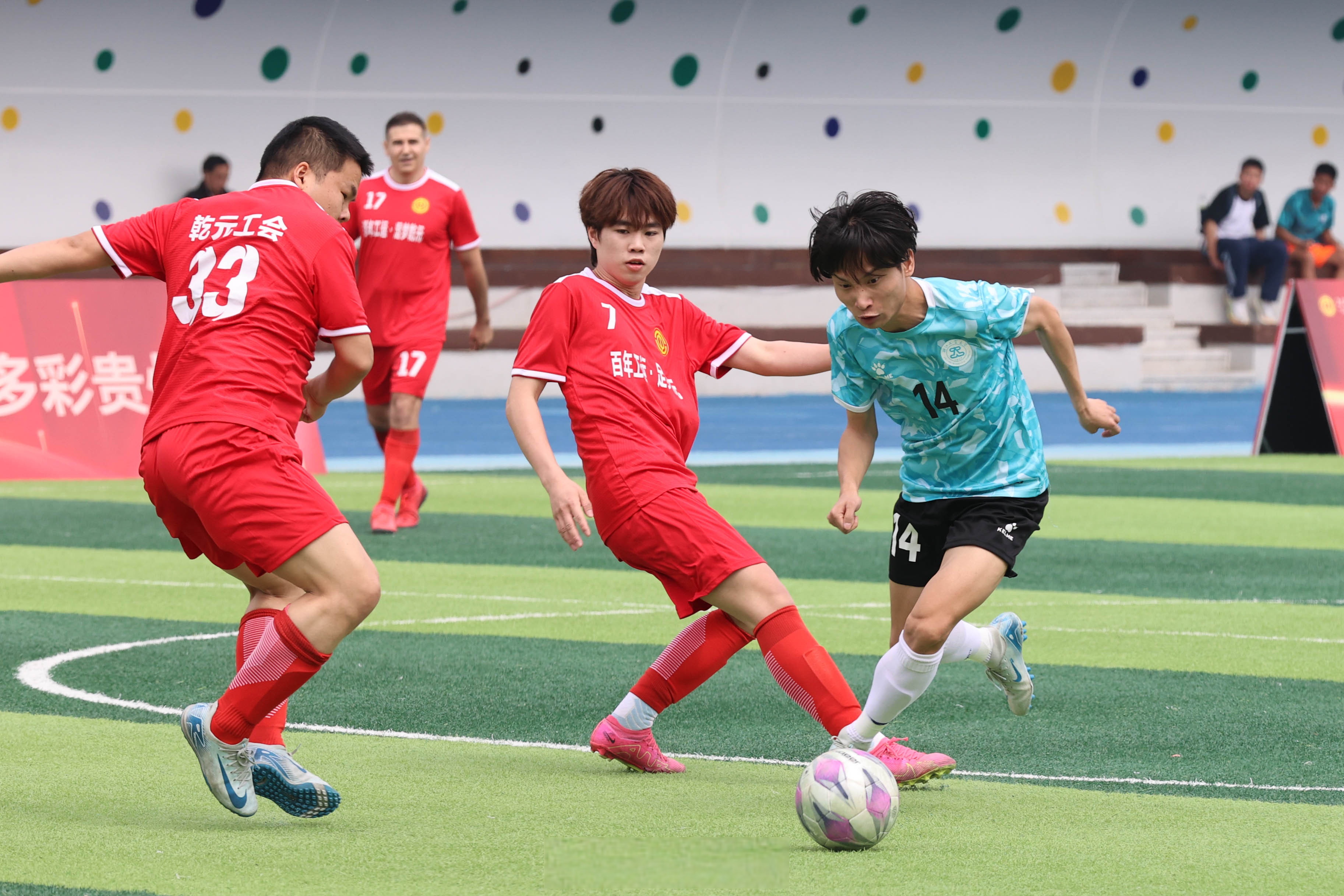 雷火电竞亚洲先驱-足球场上纷争不断，球队斗志高昂
