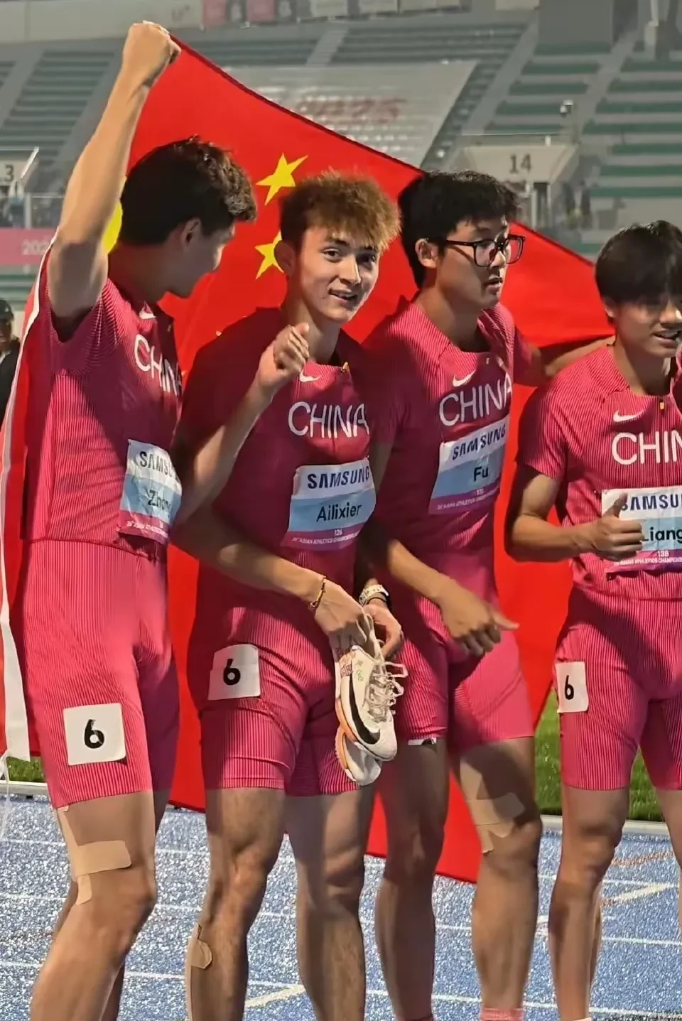 包含田径团体赛精彩纷呈，选手竞技如火如荼的词条