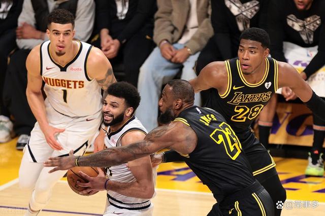 场上球员们的技术各有千秋，全力奋战争取胜利的简单介绍