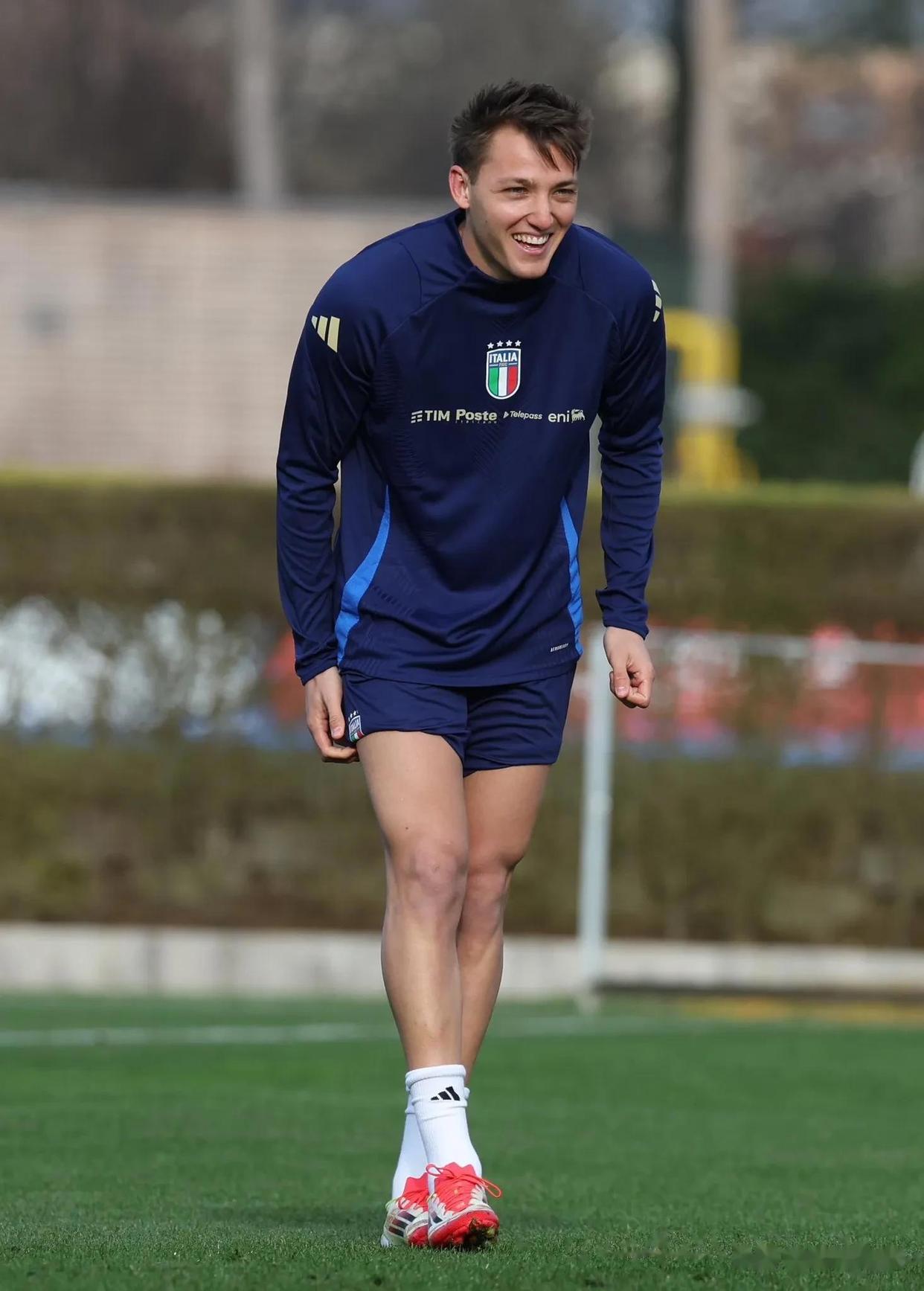 意大利队奋力拼搏,冲刺前行 意大利队奋力拼搏,冲刺前行