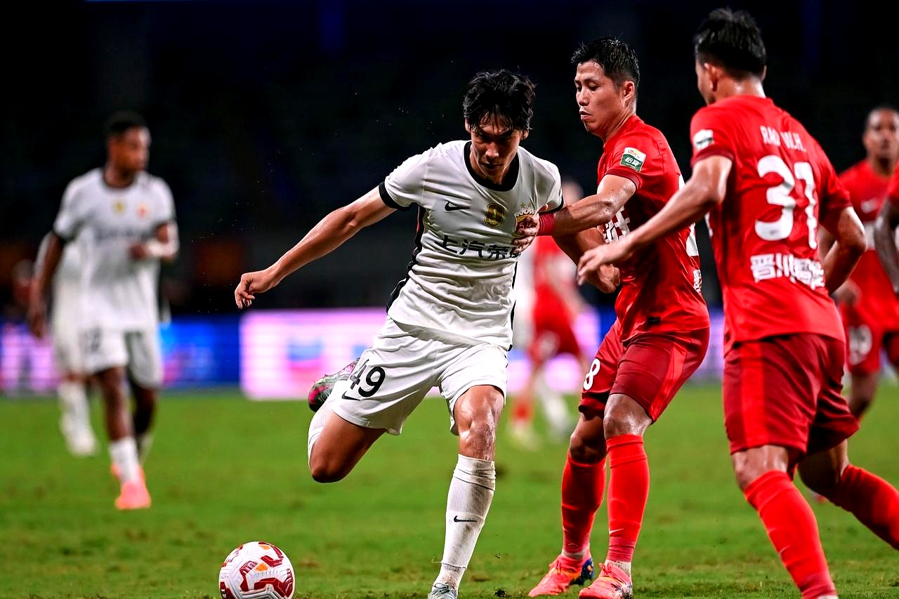 上海上港主场完胜北京国安，继续追赶积分榜榜首的简单介绍