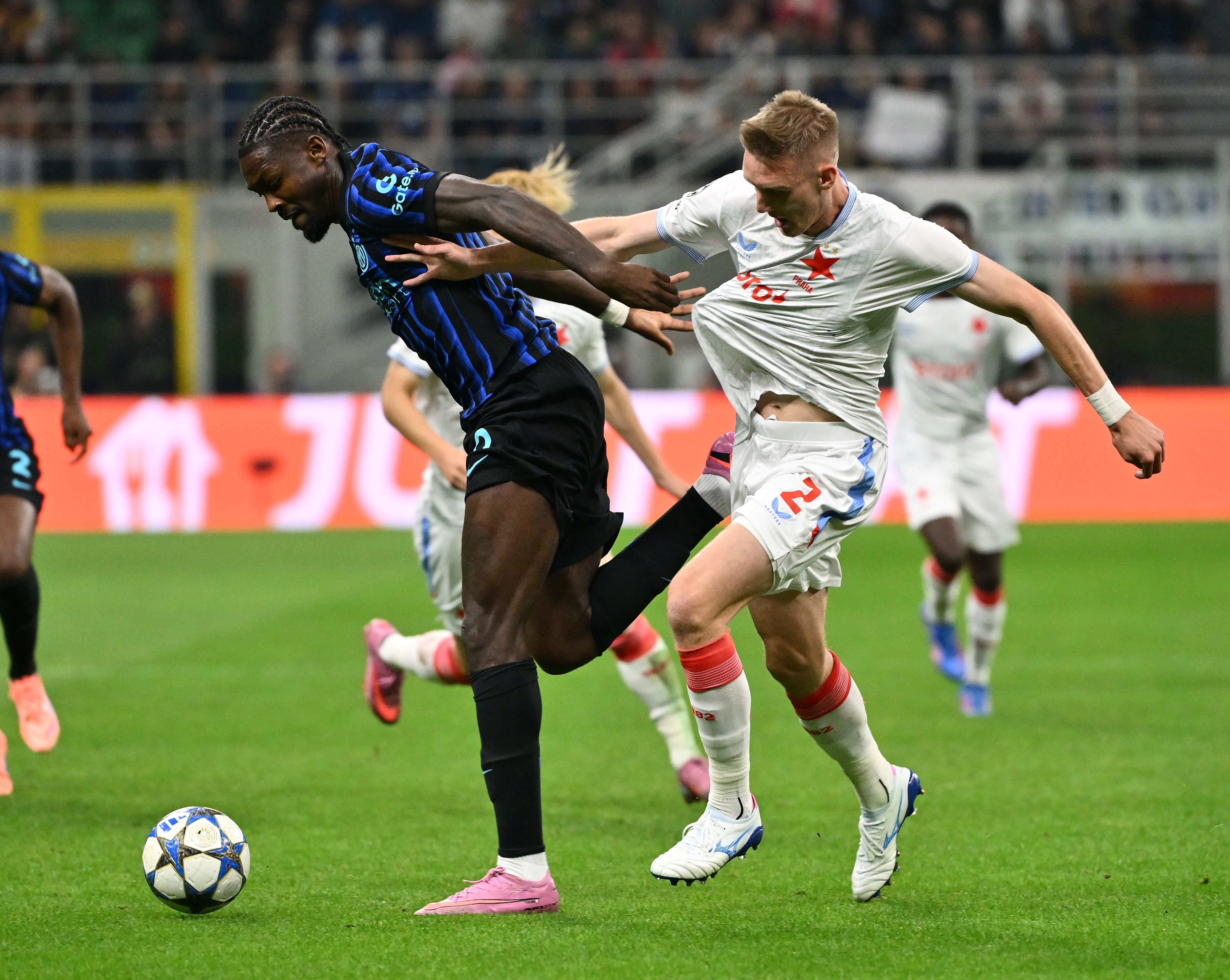 关于巴塞罗那主场胜斯拉维亚布拉格，晋级欧冠的信息