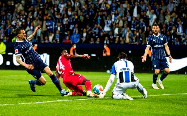 雷火电竞官网-足球巨星们的激烈交锋持续进行