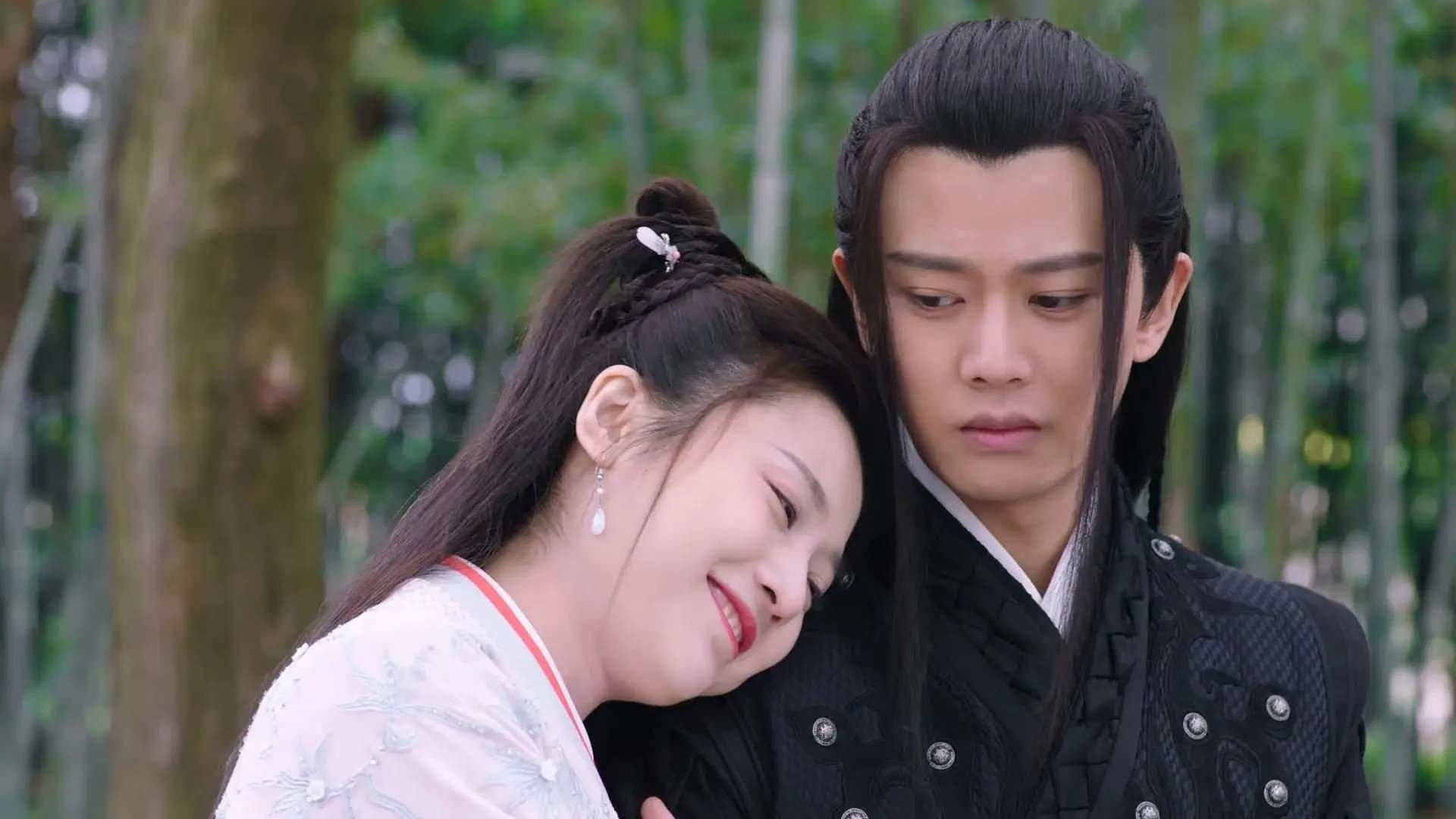 丝路极速与天山雪豹，当F1街道赛的轮胎烟尘中，新疆男篮逆袭的轨迹交织